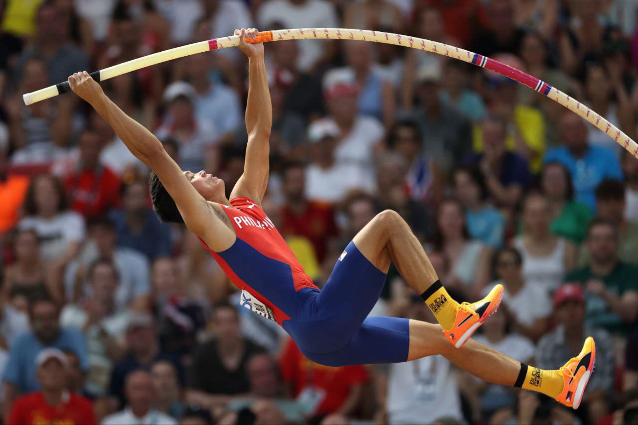 ej obiena while pole vaulting