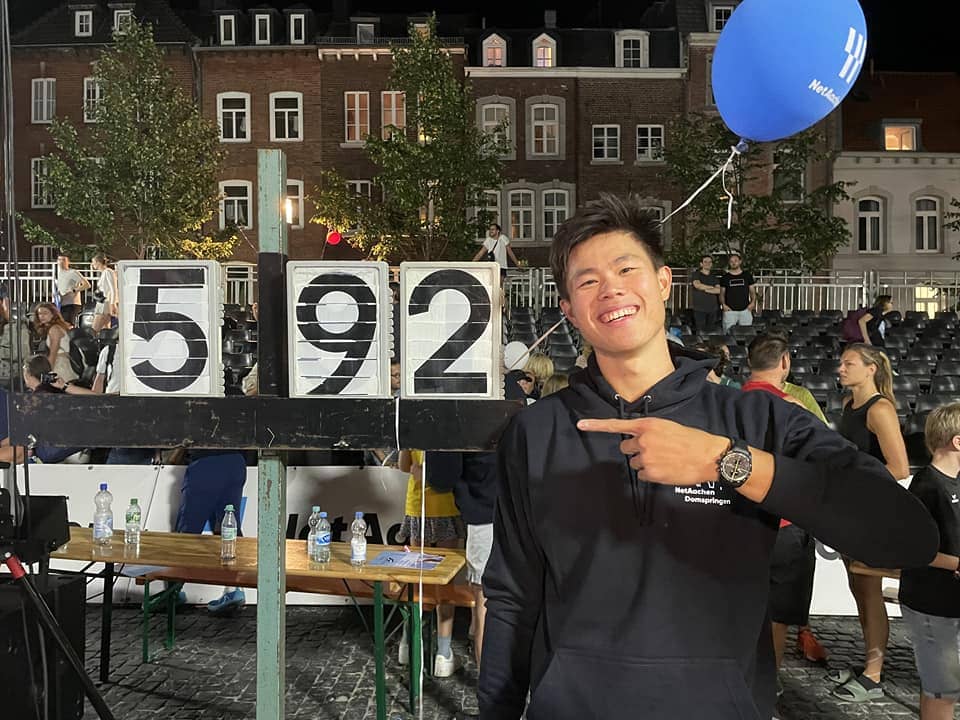 EJ Obiena pointing his finger to the 5.92 meter sign he leaped to win NetAachen Domspringen 2023 title