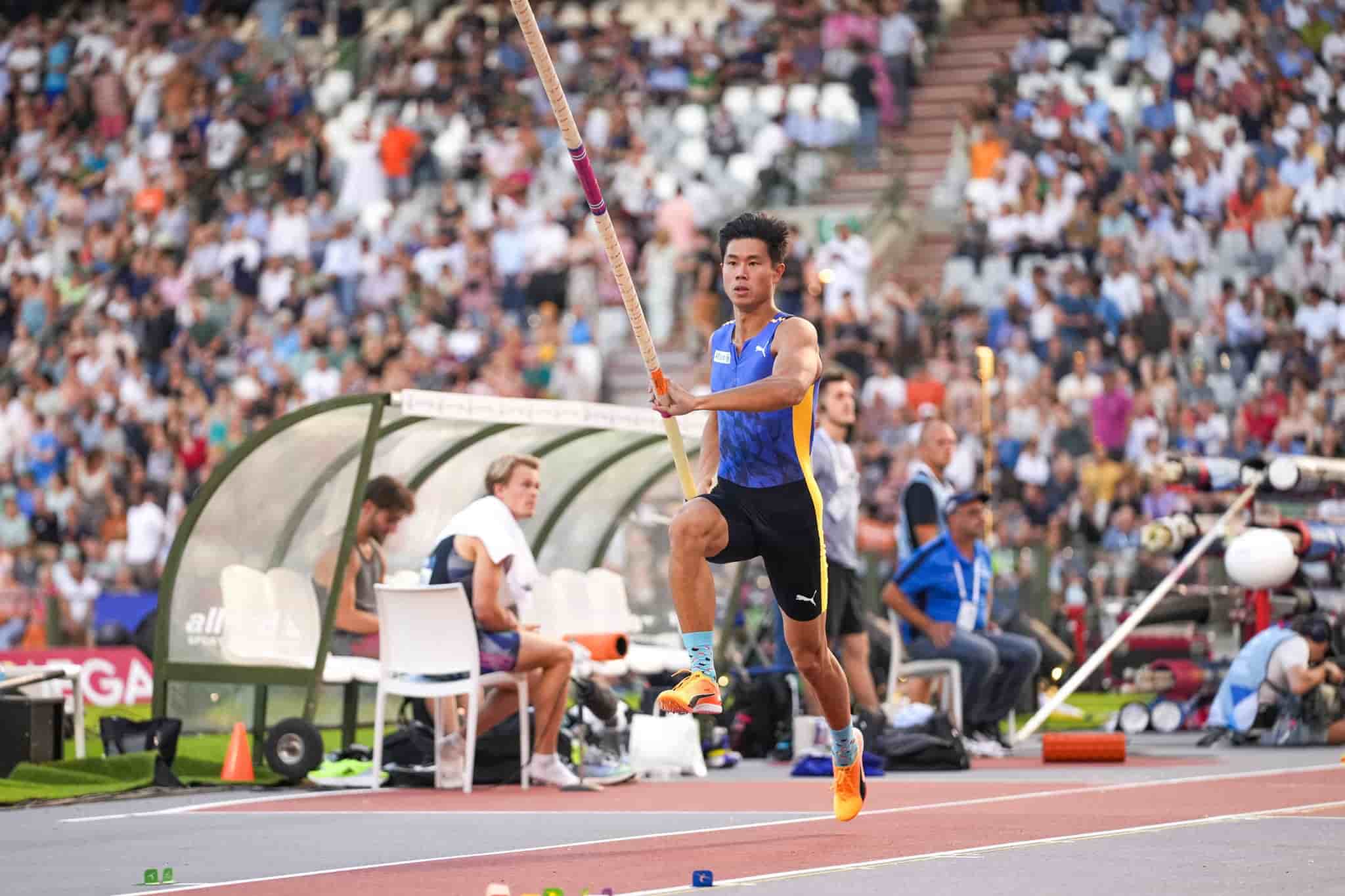 ej obiena in action during the 2023 wanda diamond league brussels leg