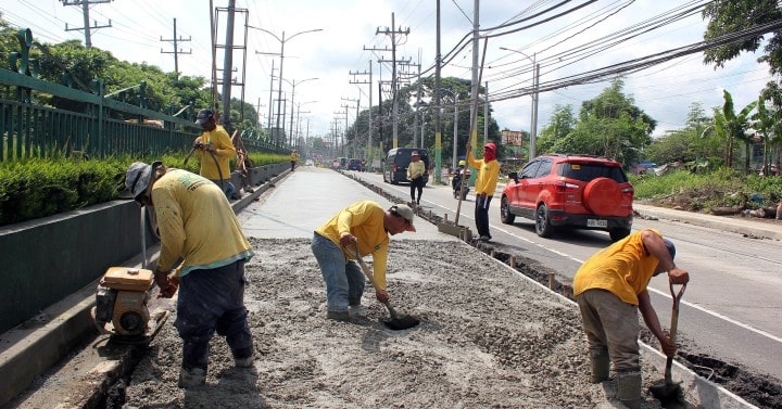 Construction workers amid the heat risk.