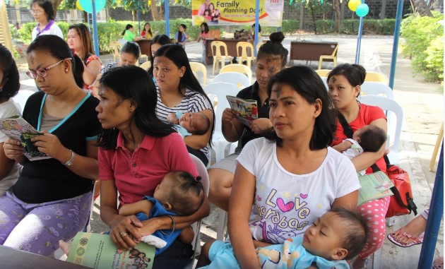 Mommies holding their babies. Photo: POPCOM