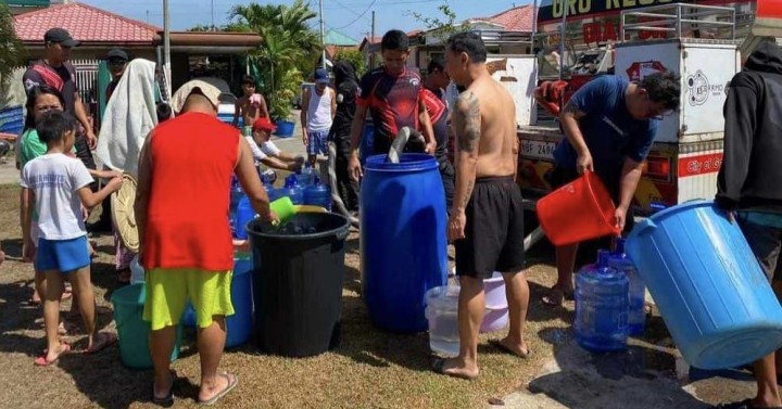 CDO residents filling up their containers with waters. Photo: Cagayan de Oro Water District Facebook