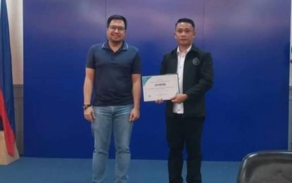 PDEA-Pangasinan Director Retchie Camacho (right) awards the certificate for drug-cleared status to Binalonan Mayor Ramon Ronald Guico IV