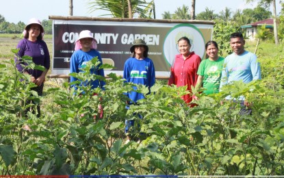 Members of the Samahan na may Isang Layunin na maiangat Ang Kumikitang Kabuhayan (SILAK)